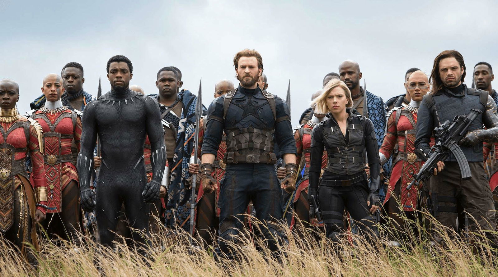 Clicca per vedere l'immagine originale Boseman, Evans, Johansson e Stan nei panni dei rispettivi eroi Marvel in Avengers: Infinity War
