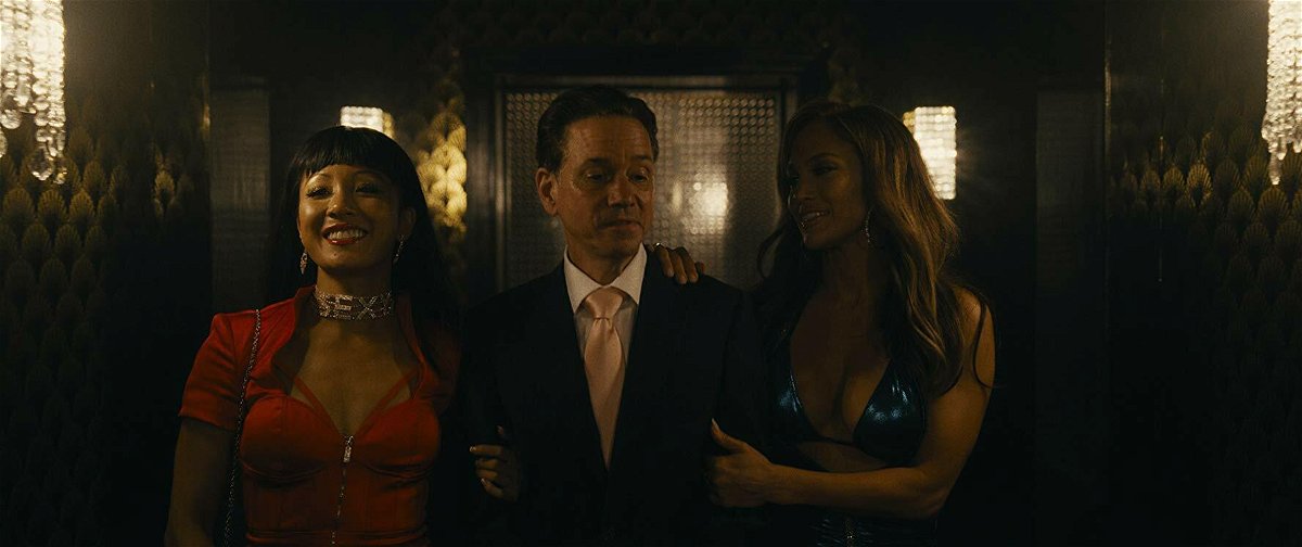 Constance Wu e Jennifer Lopez adescano un cliente in una scena del film Hustlers
