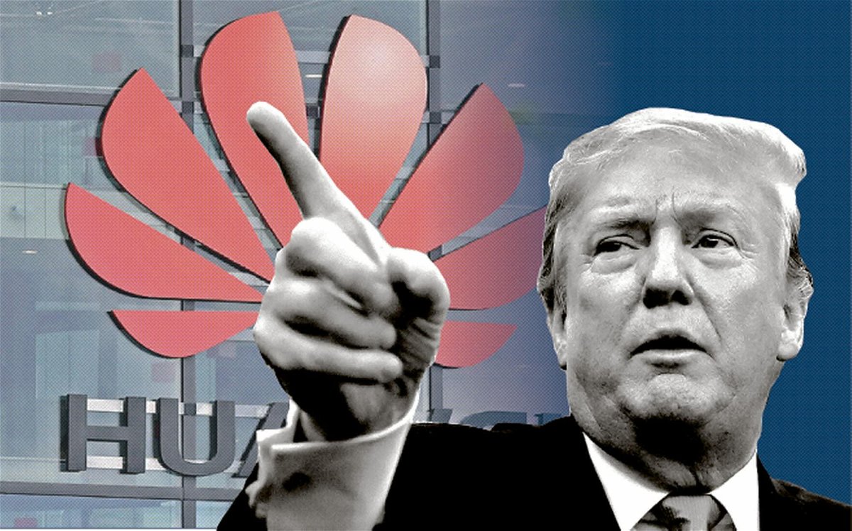Il Presidente Trump in primo piano, sullo sfondo il logo di Huawei