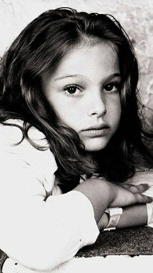Una piccola Natalie Portman dai capelli lunghi