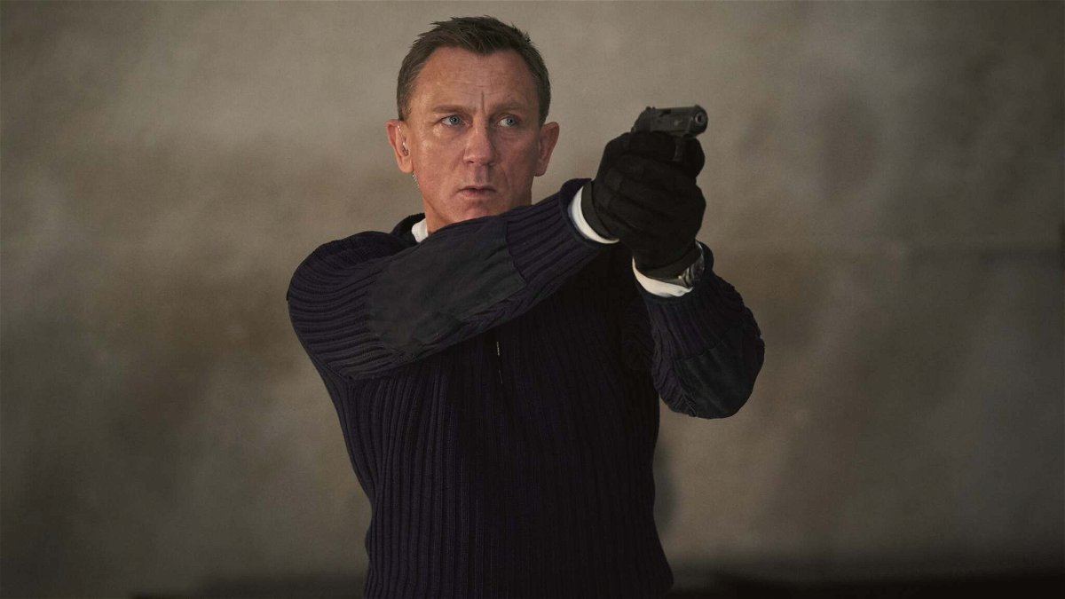 Daniel Craig con una pistola in mano in No Time to Die