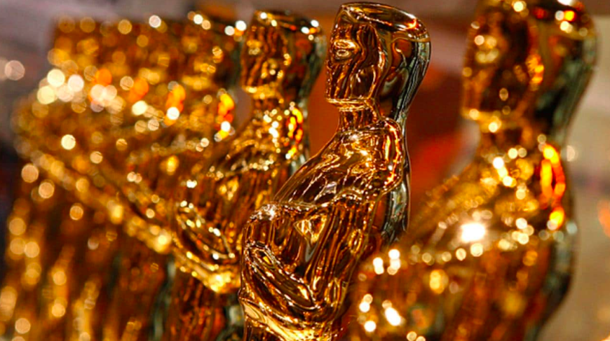 Una fila di lucenti statuette degli Academy Awards