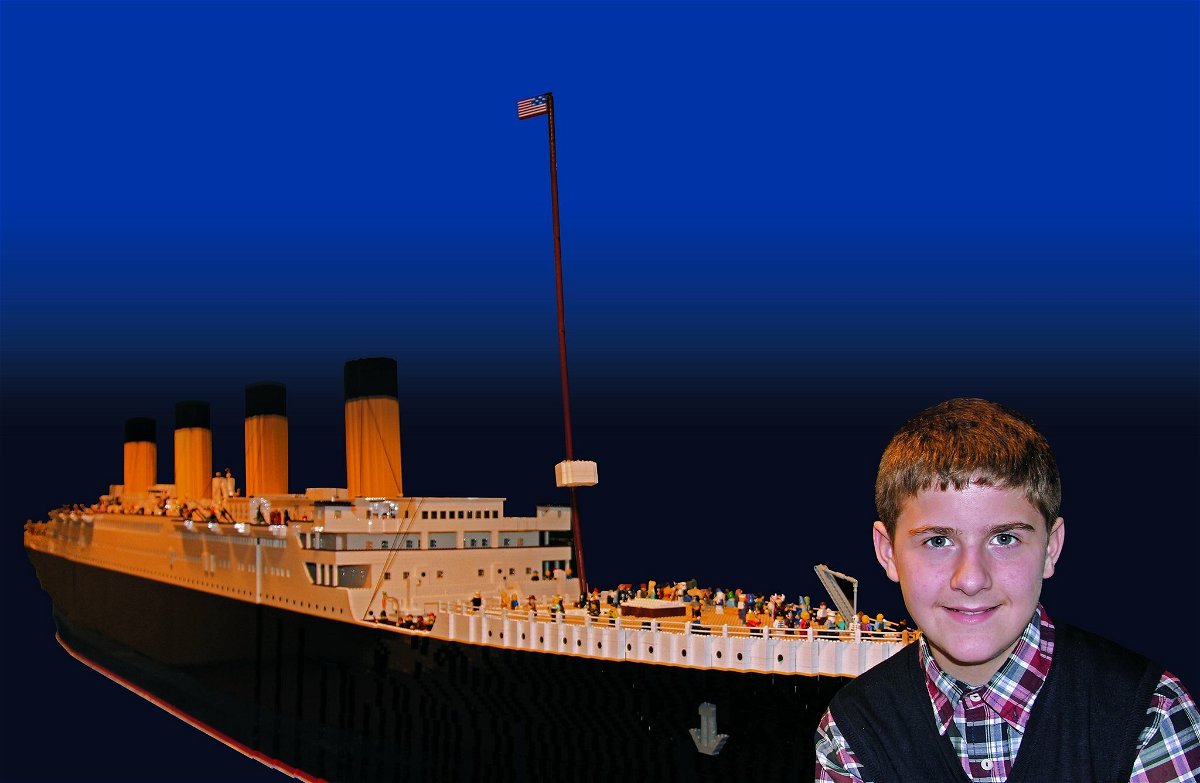 Brynjar Karl Bigisson in posa per uno scatto vicino al suo set LEGO al Titanic Museum Attraction