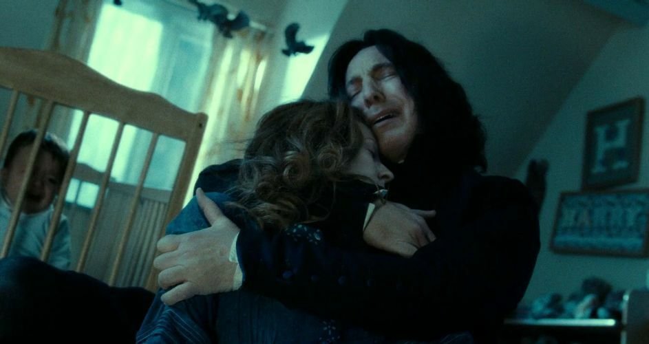 In un ricordo, Piton abbraccia piangendo disperato il cadavere di Lily Evans, appena uccisa da Voldemort