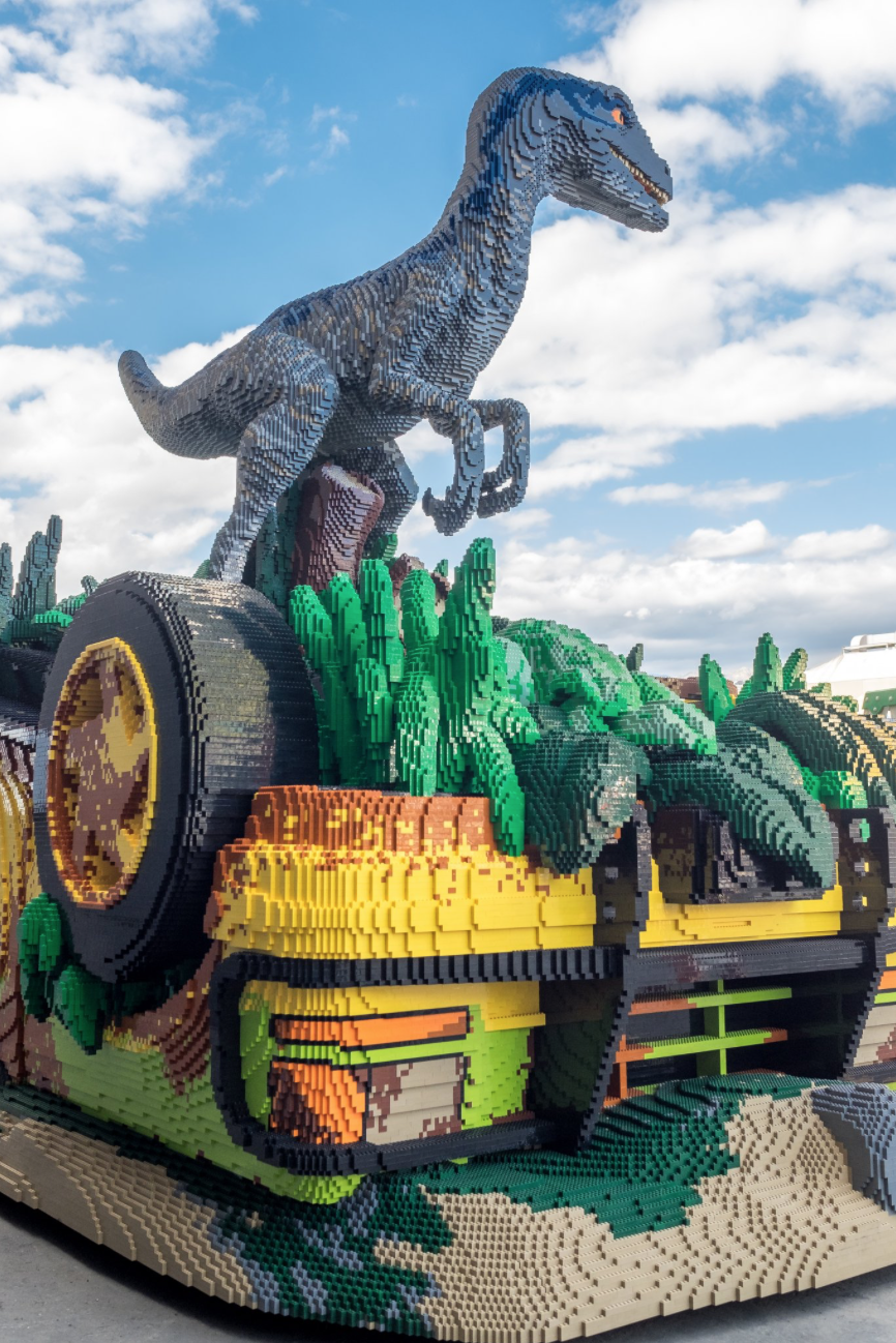 Primo piano della scultura in LEGO posizionata davanti allo Studio 18 degli Universal Studio di Hollywood: Il Velociraptor Blue e il quattro ruote Explorer di Jurassic World  