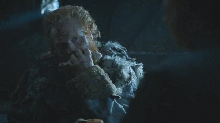 Tormund mangia con sguardi sensuali rivolti a Brienne
