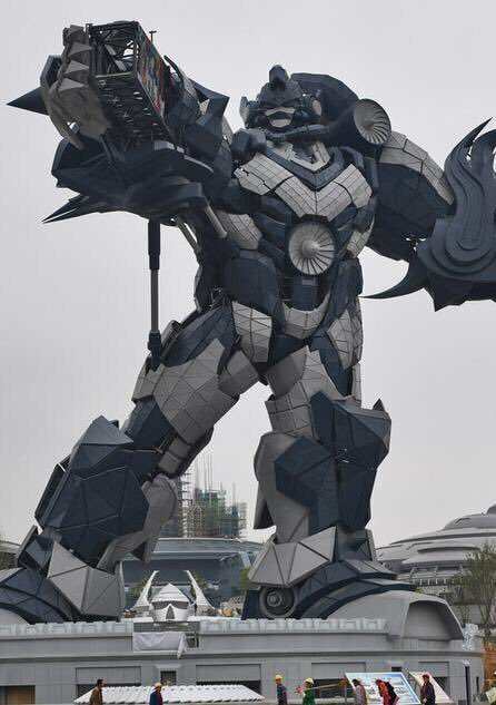 Il robot gigante in stile Transformers, simbolo dell'Oriental Science Fiction Valley