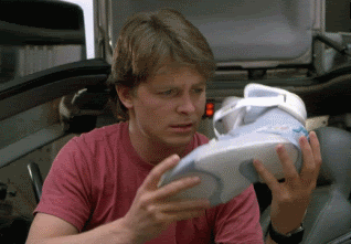 La scena di Ritorno al futuro dove Marty McFly indossa le Nike Mag