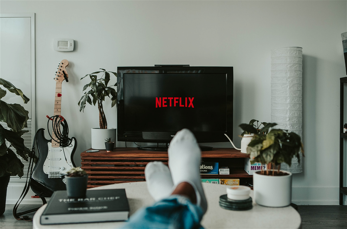 Un utente guarda Netflix sul divano