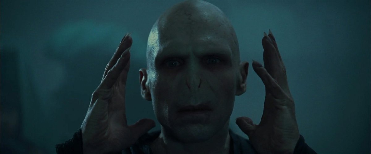 Voldemort è interpretato da Ralph Fiennes