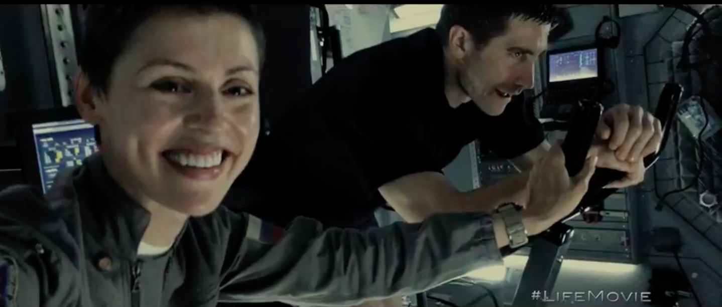 Clicca per vedere l'immagine originale Life: Non oltrepassare il limite, gli astronauti sorridono