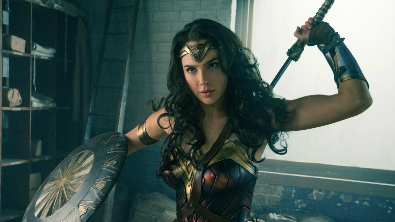 Wonder Woman in un combattimento sfodera la spada