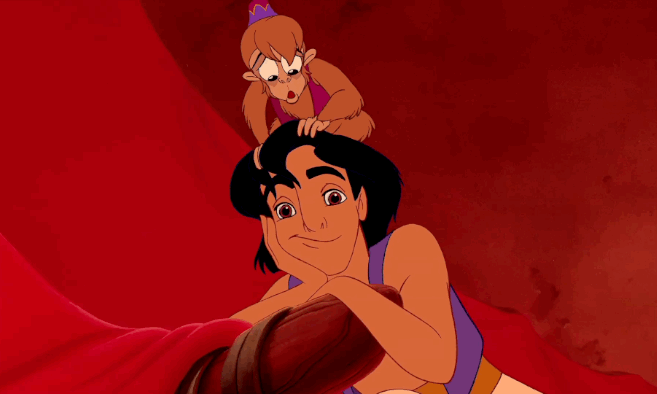 Abu cerca di distrarre un Aladdin innamorato
