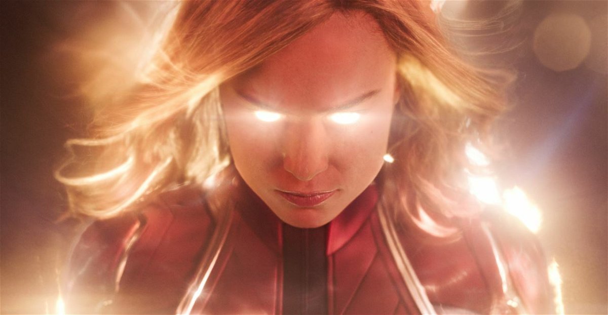 Captain Marvel irradia luce dagli occhi