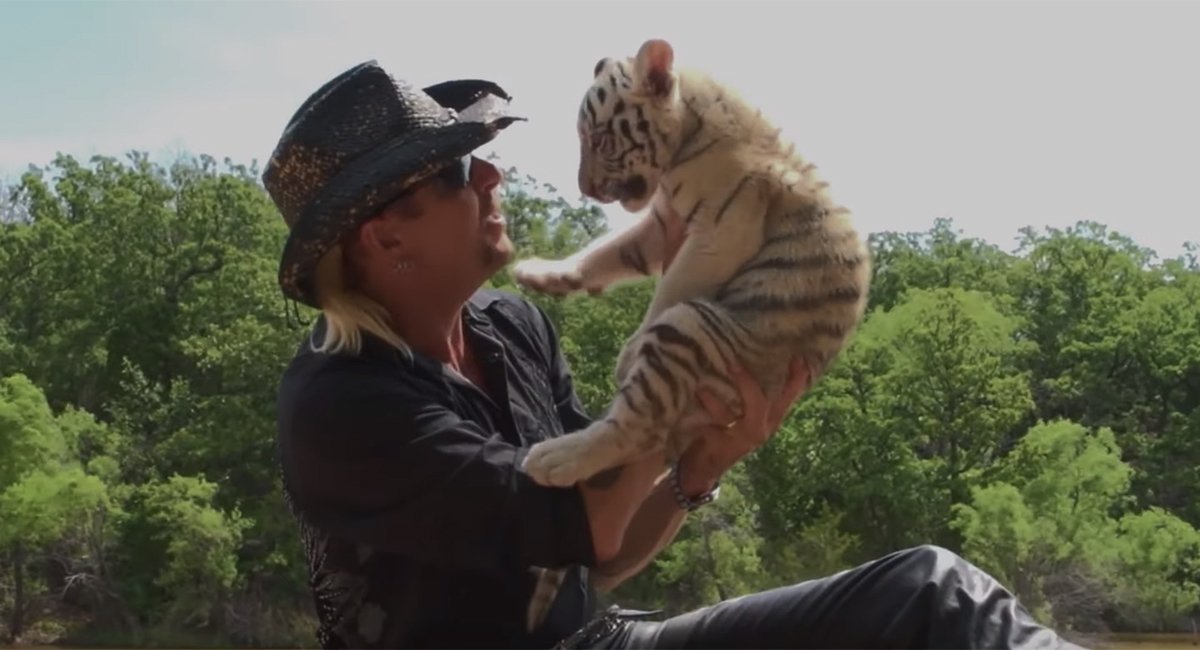 Joe Exotic con una tigre