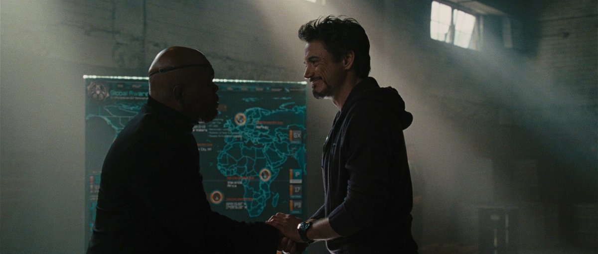 Fury e Stark di fronte a una mappa che mostra Atlantis e il Wakanda