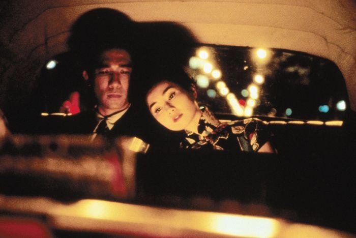 Maggie Cheung in taxi con Tony Leung