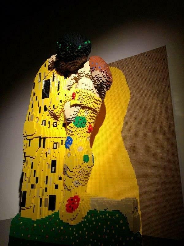 Una scultura in LEGO di Nathan Sawaya che riproduce l'opera Il Bacio di Klimt