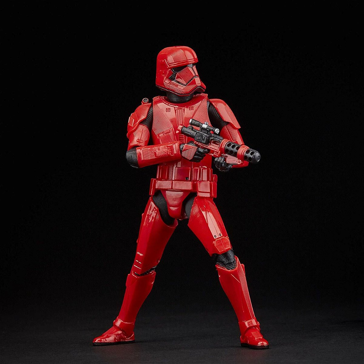 Una action figure che rappresenta il Sith Trooper pronto a sparare con il suo fucile