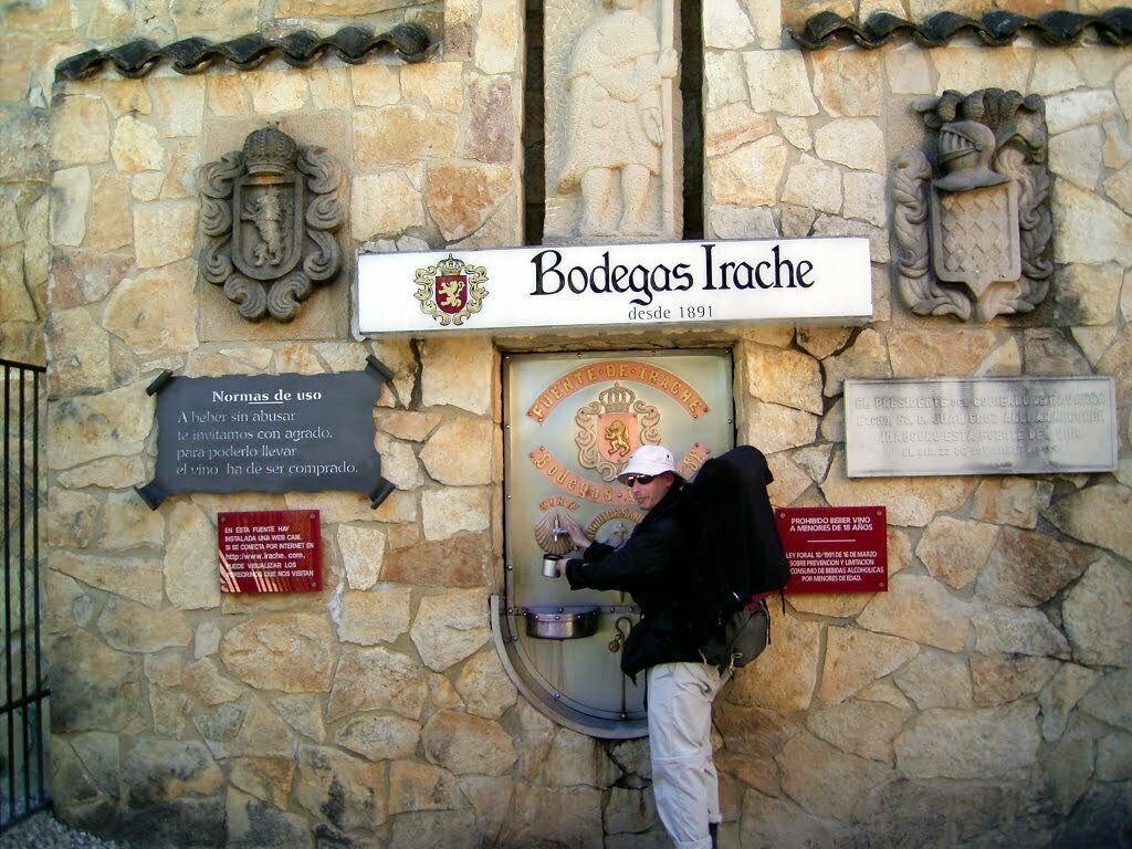 Un pellegrino si rifocilla alla fontana Bogedas Irache sul cammino di Santiago