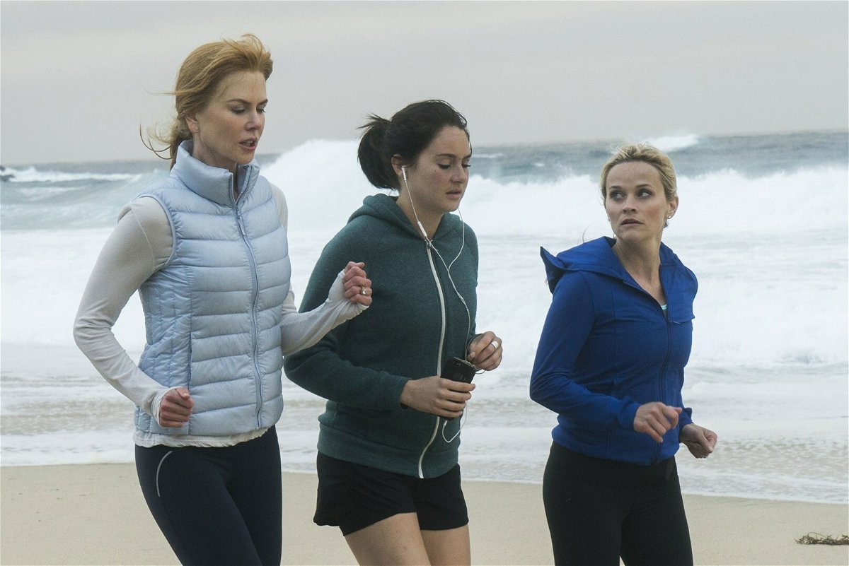 Celeste, Jane e Madeline corrono in riva al mare alle prime luci del mattino