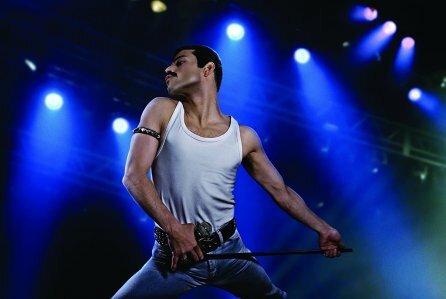 Rami Malek impersona Freddie Mercury in una scena del film