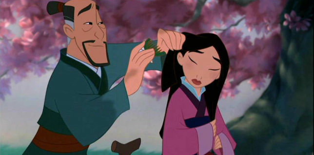 Il padre di Mulan le ferma i capelli nel film