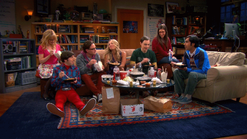 I protagonisti di The Big Bang Theory seduti insieme nel salotto di Sheldon