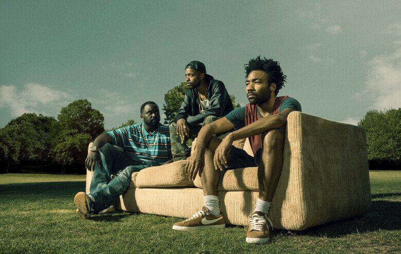 Donald Glover e gli altri ragazzi del cast di Atlanta seduti su un divano all'aria aperta