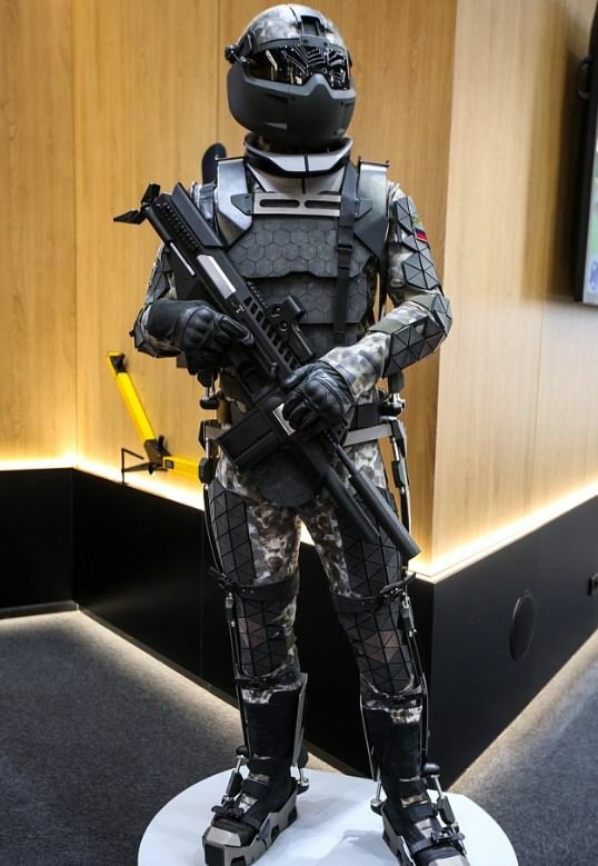 La suit in stile Robocop indossata da un tester