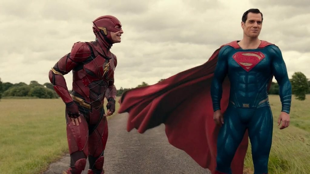 Ezra Miller e Henry Cavill nei costumi di Flash e Superman, in una strada di campagna