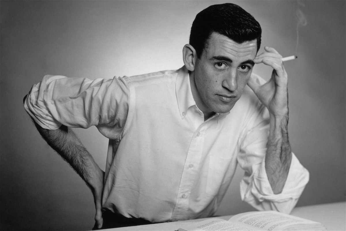 Un intenso scatto di Salinger con la sigaretta in mano