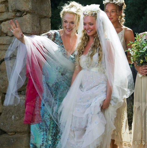 Amanda Seyfried sposa in una scena di Mamma Mia!
