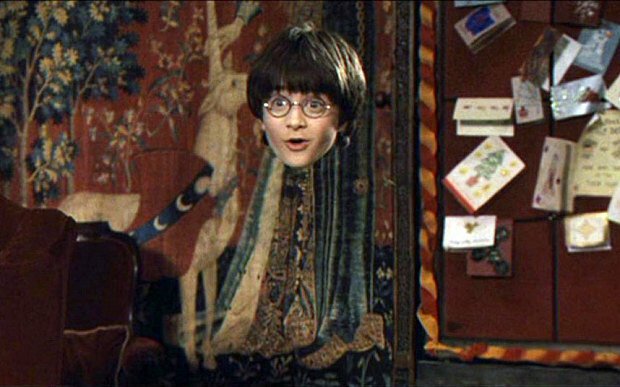 Harry Potter indossa il mantello dell'invisibilità in una scena della saga cinematografica