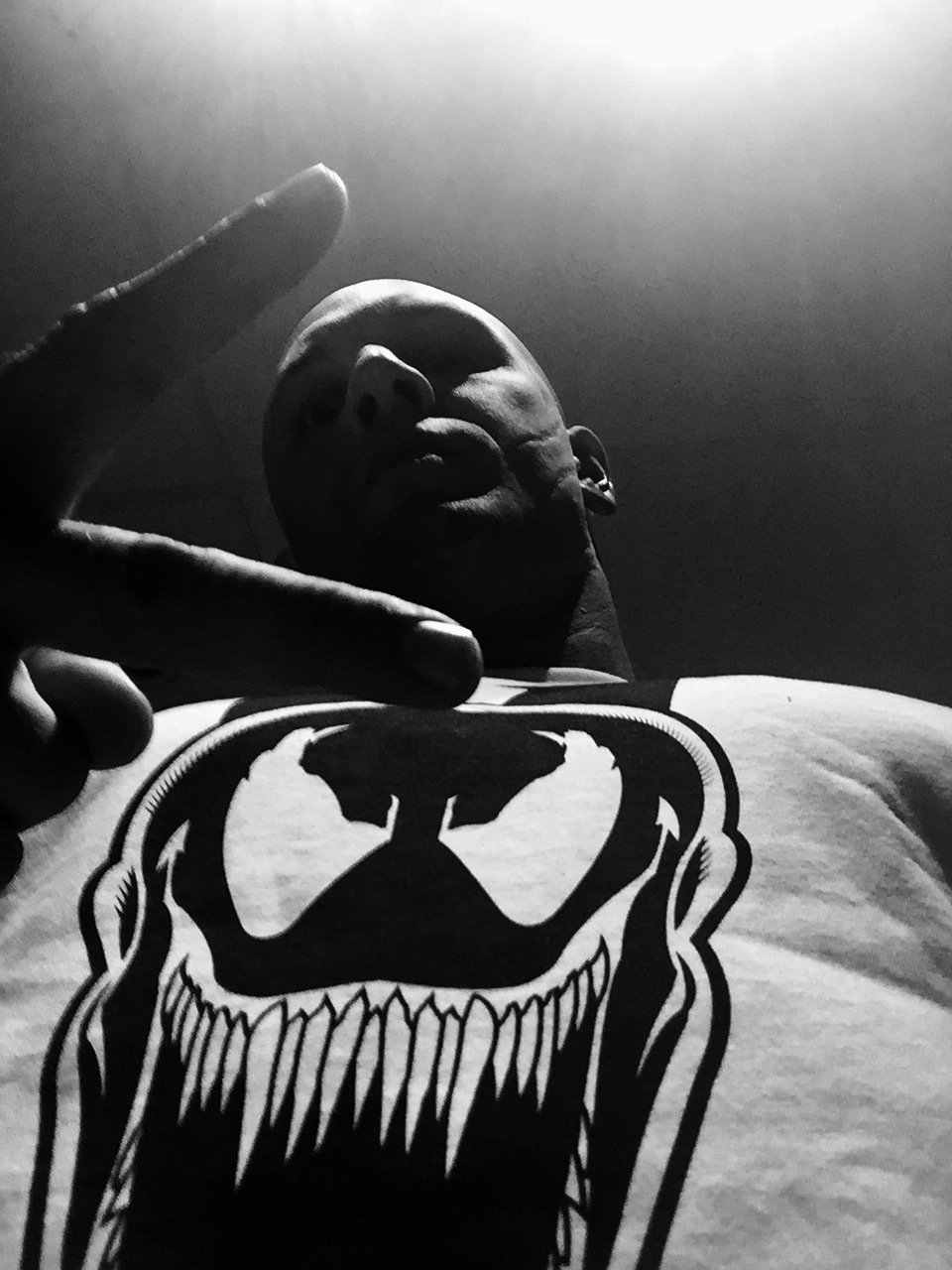 Tom Hardy pubblica uno scatto in cui indossa la t-shirt di Venom