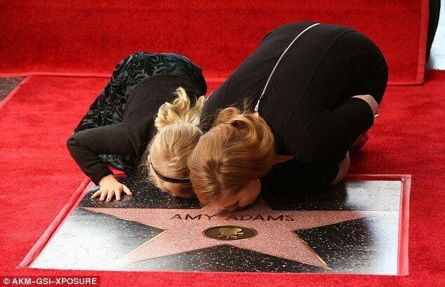 Amy Adams e la figlia Aviana Olea baciano la stella sulla Walk of Fame