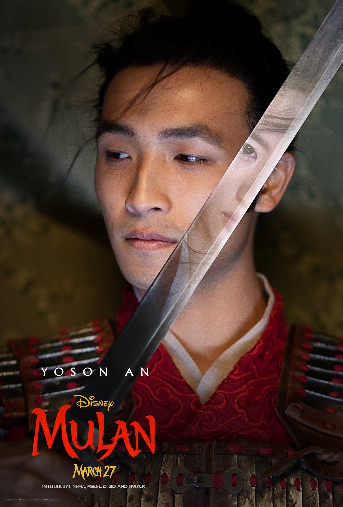 Chen Honghui sfodera la spada, dove vediamo il riflesso di Mulan