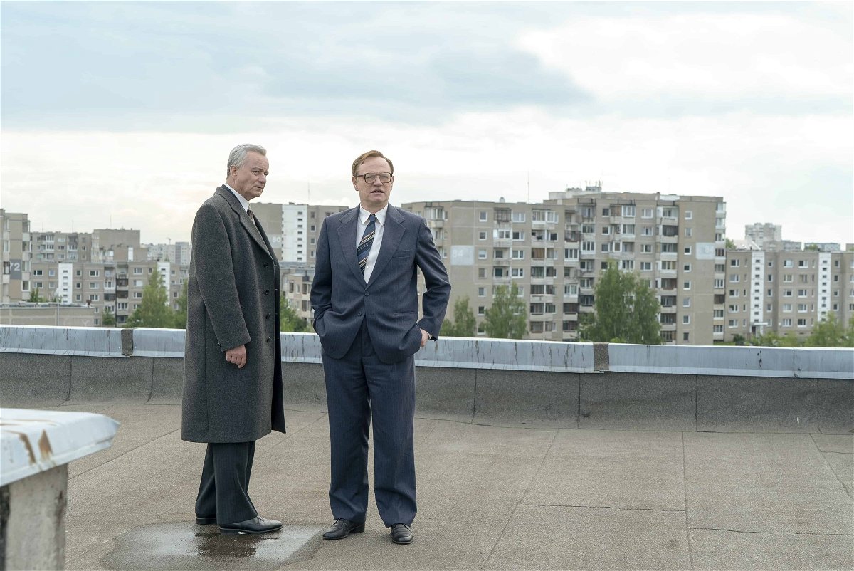 Una foto di Stellan Skarsgård e Jared Harris nella serie TV Chernobyl