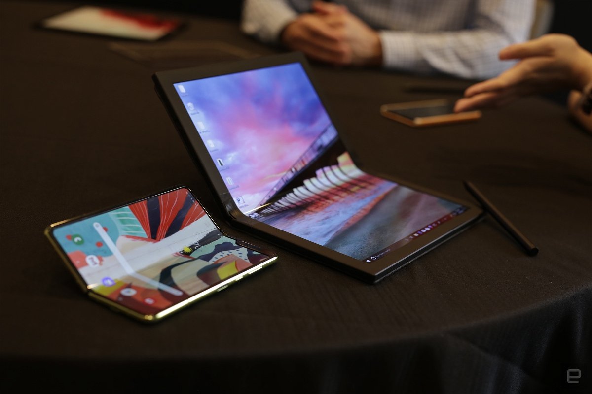 Foto del laptop pieghevole di Lenovo accanto al Samsung Galaxy Fold