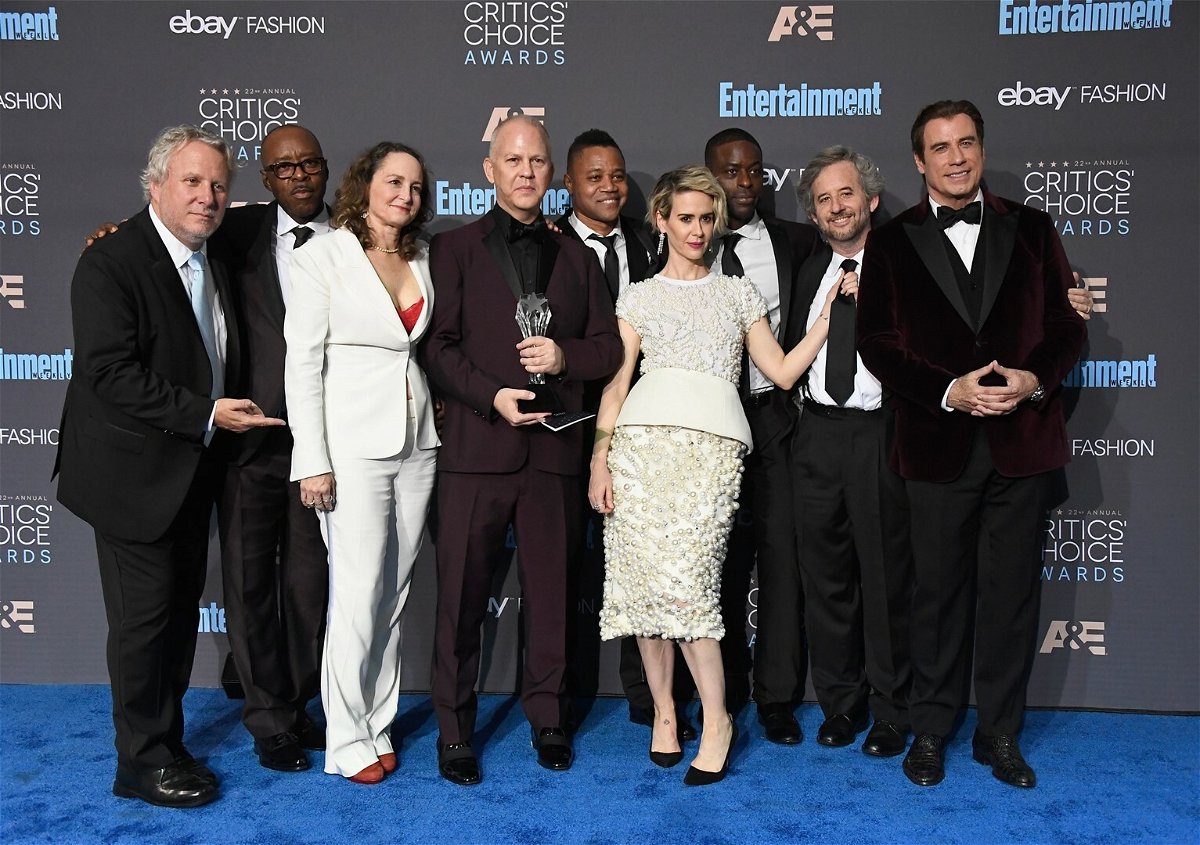 Il cast di American Crime Story ai Critics' Choice Awards con il premio vinto