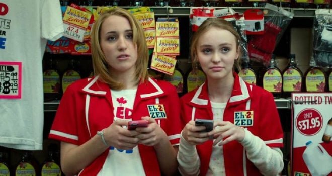 Harley Quinn Smith e Lily-Rose Depp in Yoga Hosers