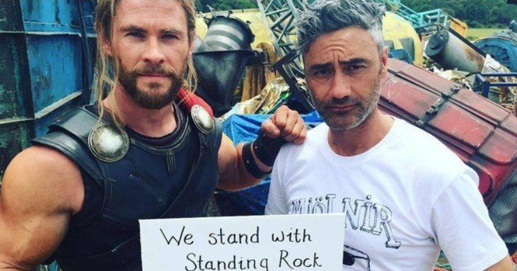 Il regista e Chris Hemsworth sul set di Thor: Ragnarok