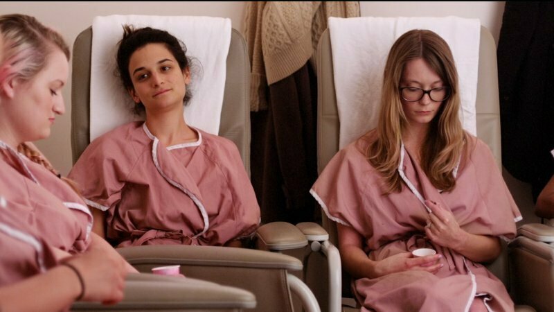 Tre donne in attesa in una clinica per aborto