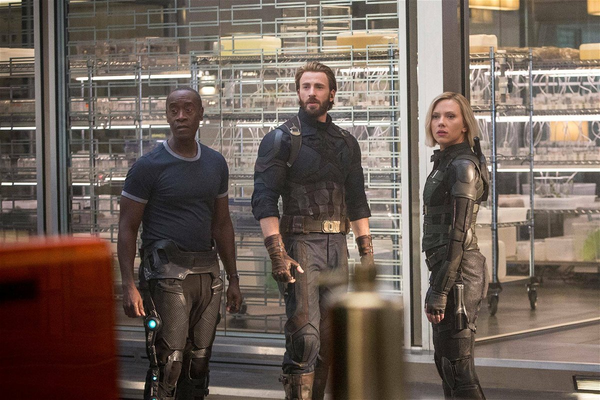 Chris Evans, Scarlett Johansson e Don Cheadle in una scena di Avengers: Infinity War