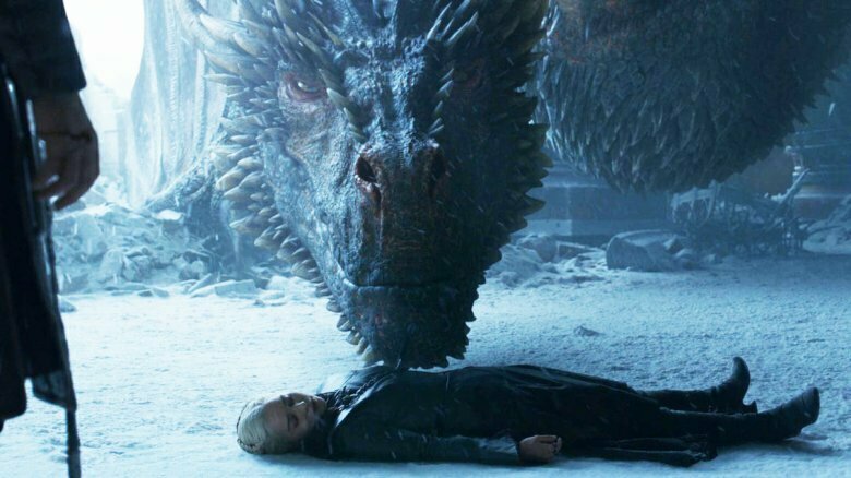 Drogon ed Emilia Clarke in Game of Thrones 8x06