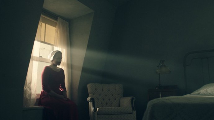 The Handmaid's Tale: Elisabeth Moss in una foto promozionale