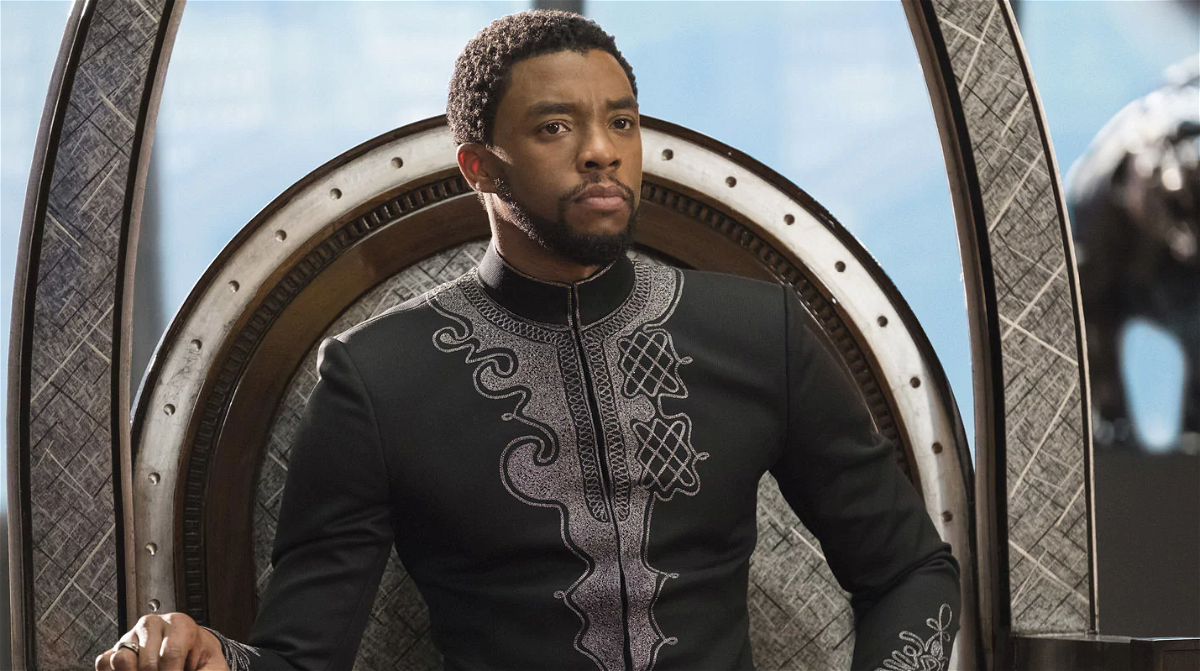 T'Challa sul trono del Wakanda in una scena di Black Panther