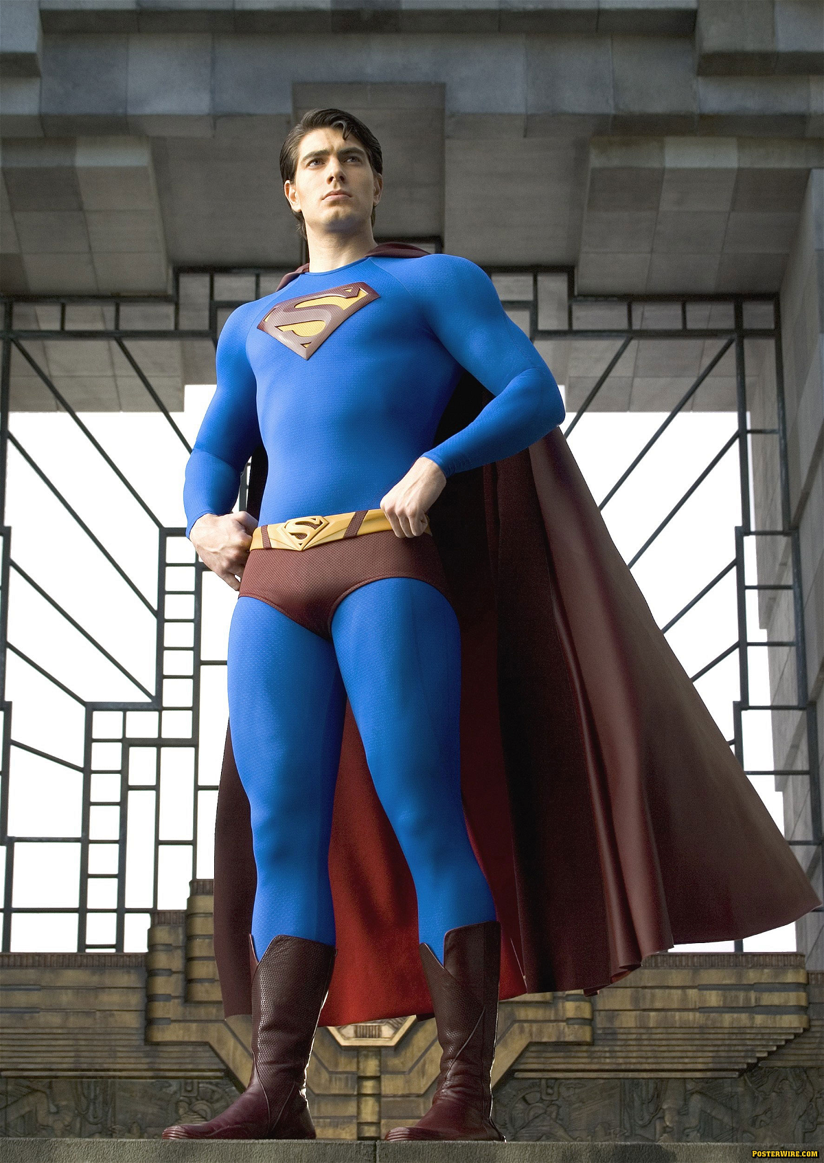 Brandon Routh a figura intera in costume da Superman, su sfondo di un finestrone