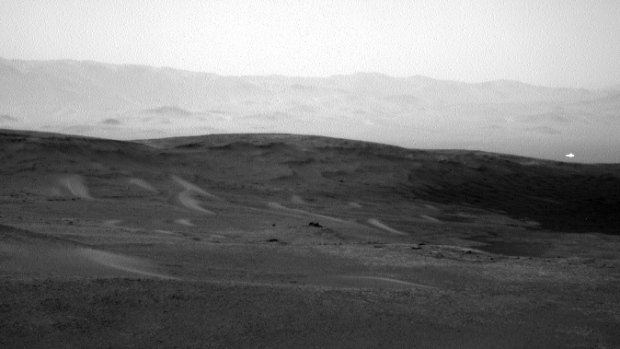 La foto scattata dal rover Curiosity alle ore 05:53:59 di domenica 16 Giugno