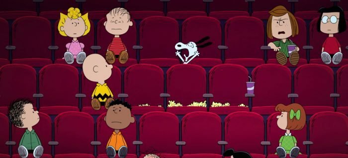 Il simpatico Snoopy sta urlando all'interno di una sala cinematografica, disturbando gli altri spettatori